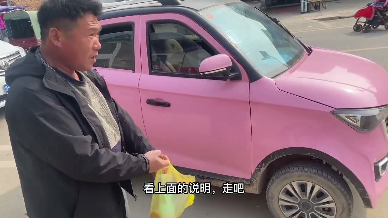 建华的小羊羔两天了一直搭不上食，建华用奶瓶给小羊羔喂羊奶粉。#用抖音记录农村真实生活