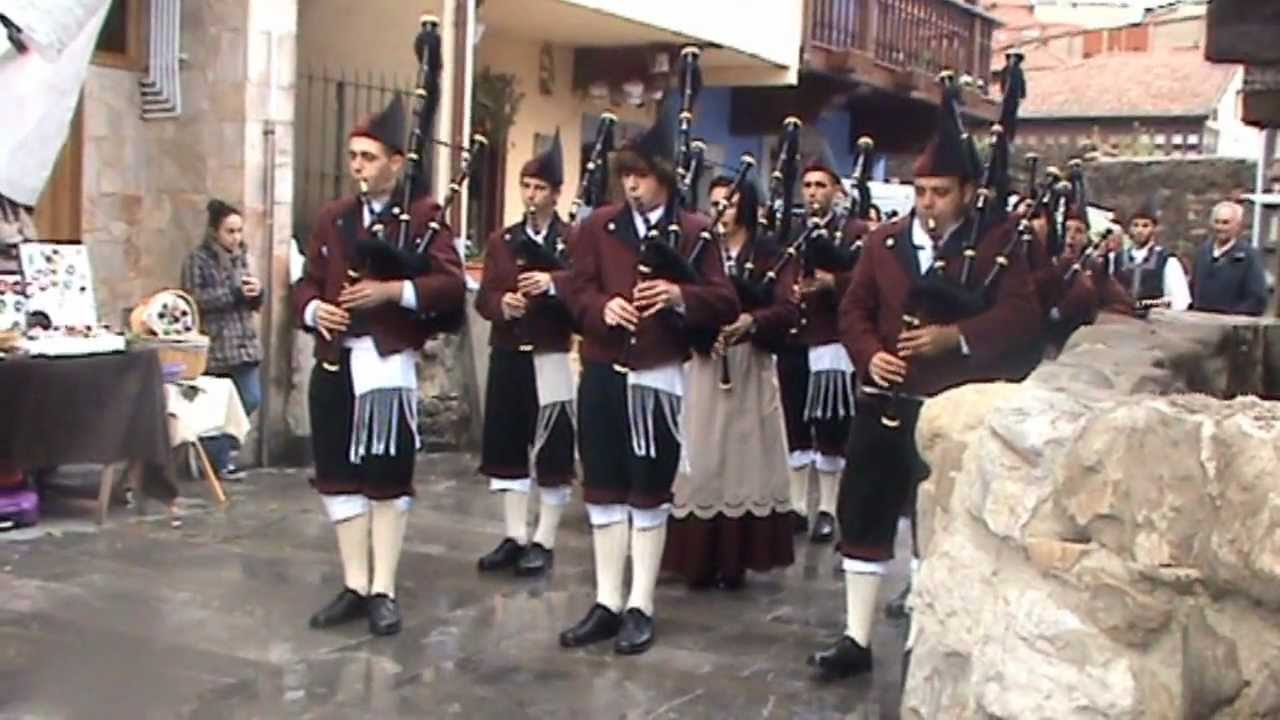L.L. TV Pasacalles de la banda de gaitas Güestia por el mercado de La Flor