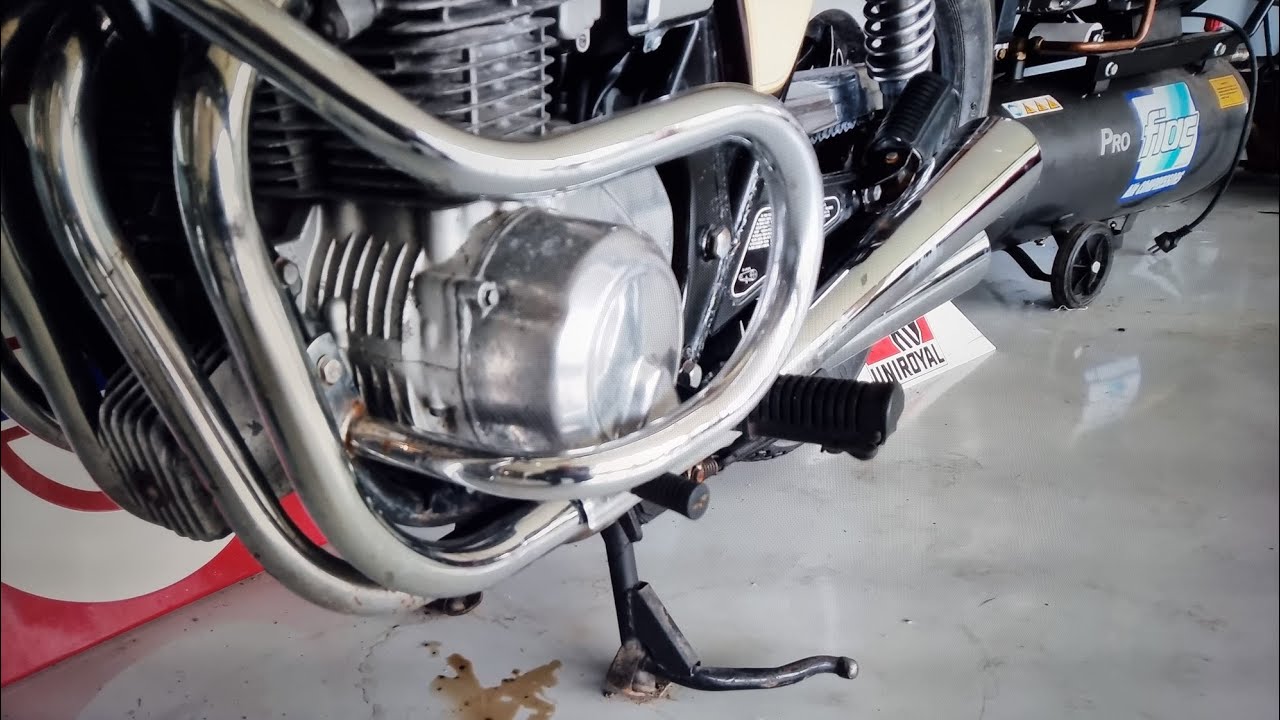 PAVE MAIJANEN R,I,P muistomerkin luona,pyöriä,mopoja,