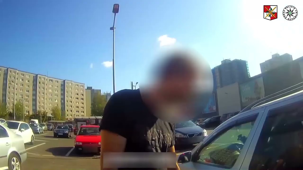 SE DVĚMA ZÁKAZY ŘÍZENÍ A POD VLIVEM USEDL ZA VOLANT