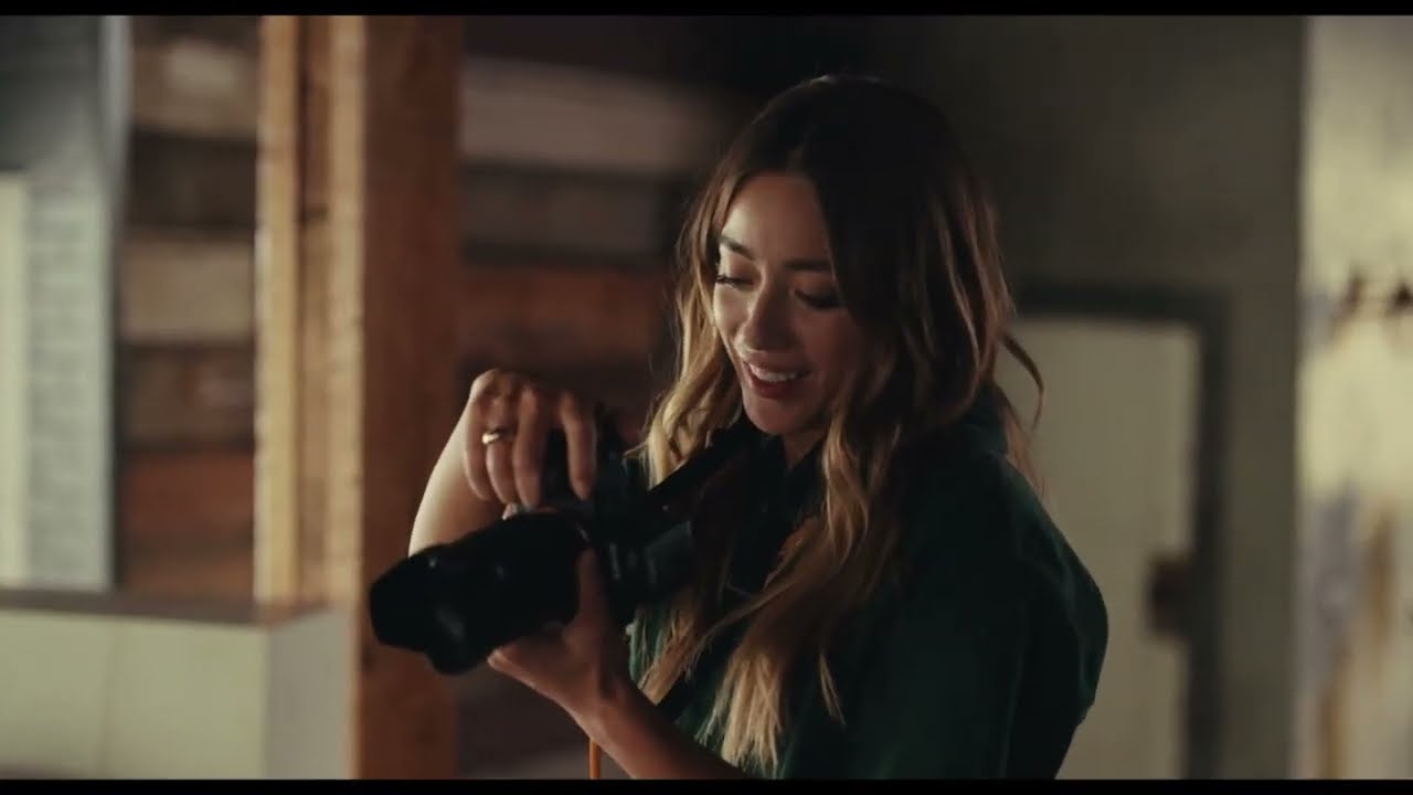 Chloe Bennet as Robyn | Being a Photographer (Dave 3x04)