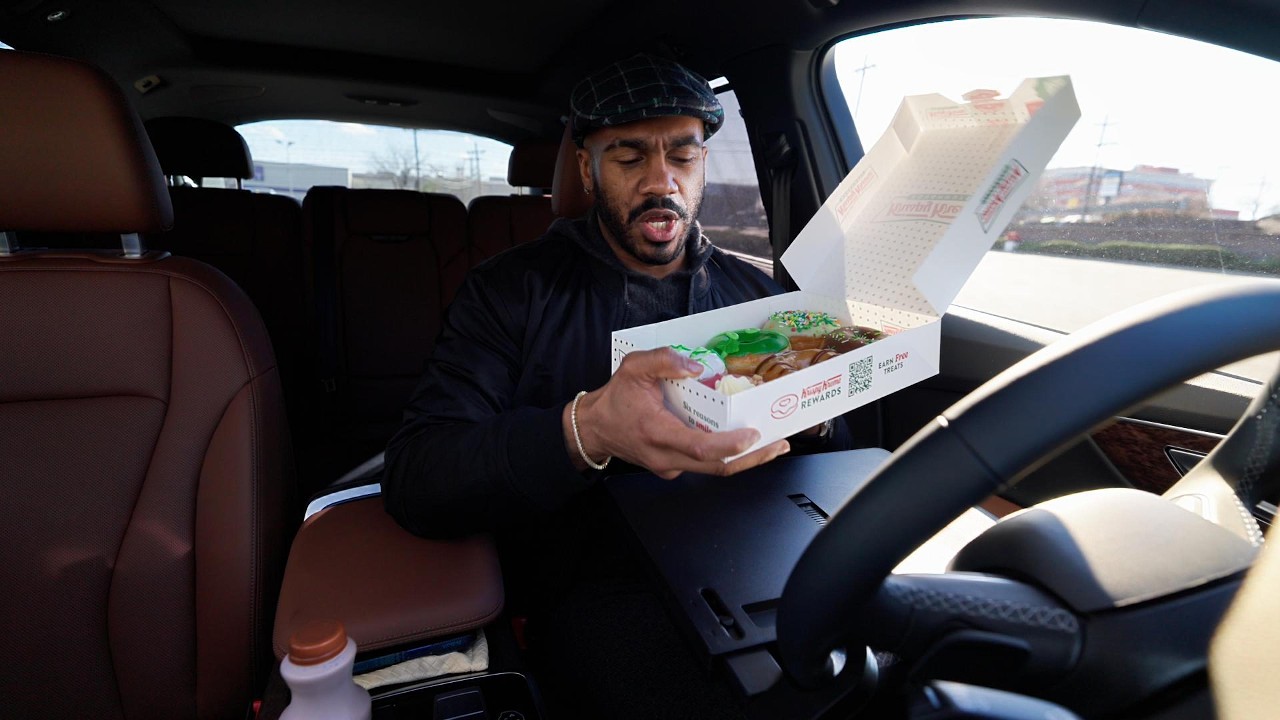 Пробую пончики Krispy Kreme ко Дню Святого Патрика.