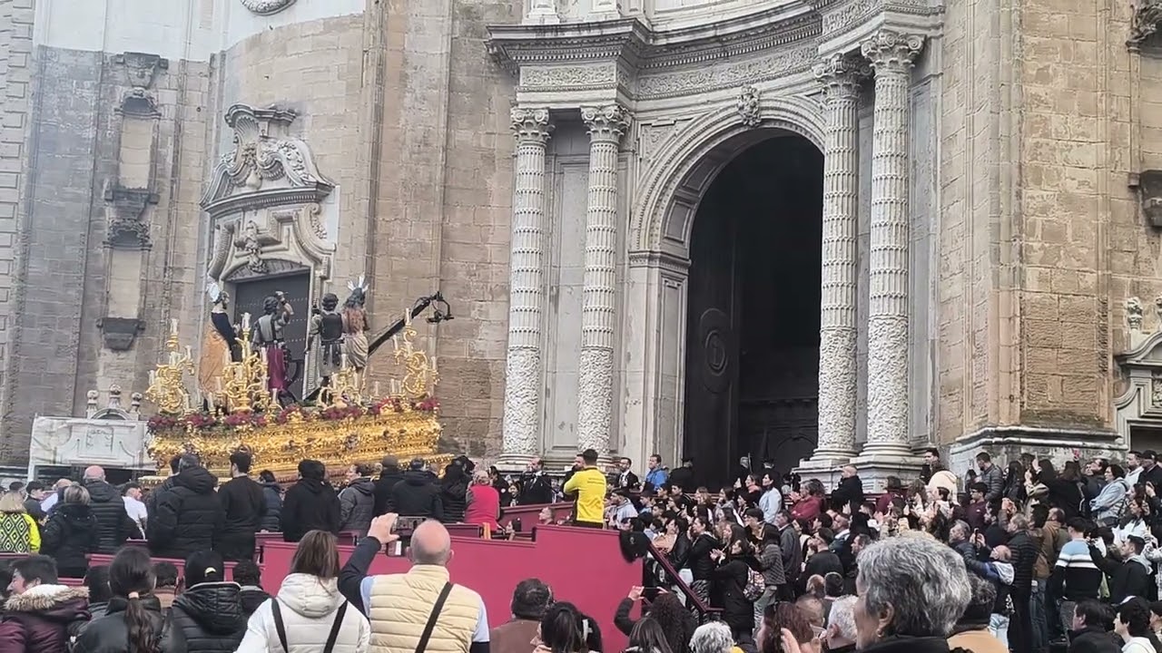 Plaza de la catedral Columna Semana Santa Cádiz 2025