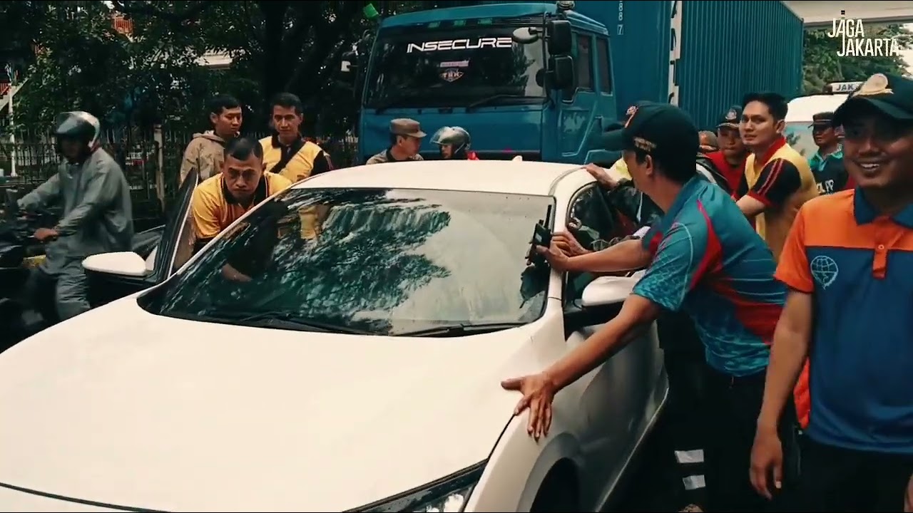 Kegiatan kerja bakti serentak dilaksanakan di JPO Jembatan 3