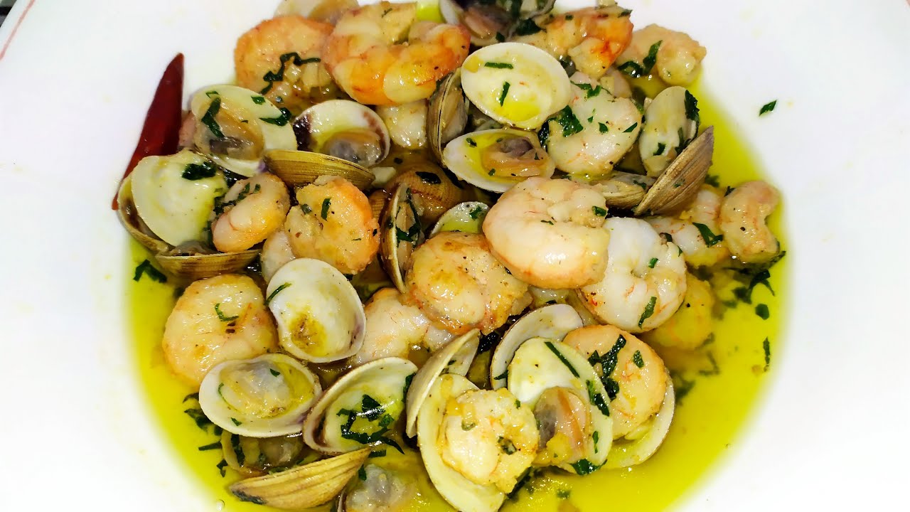 Gambas al ajillo con almejas