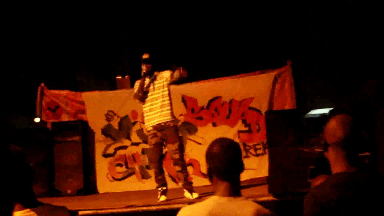 Mc Niass sur scène à Thiatoye Gare lors de la fête  de la musiqie