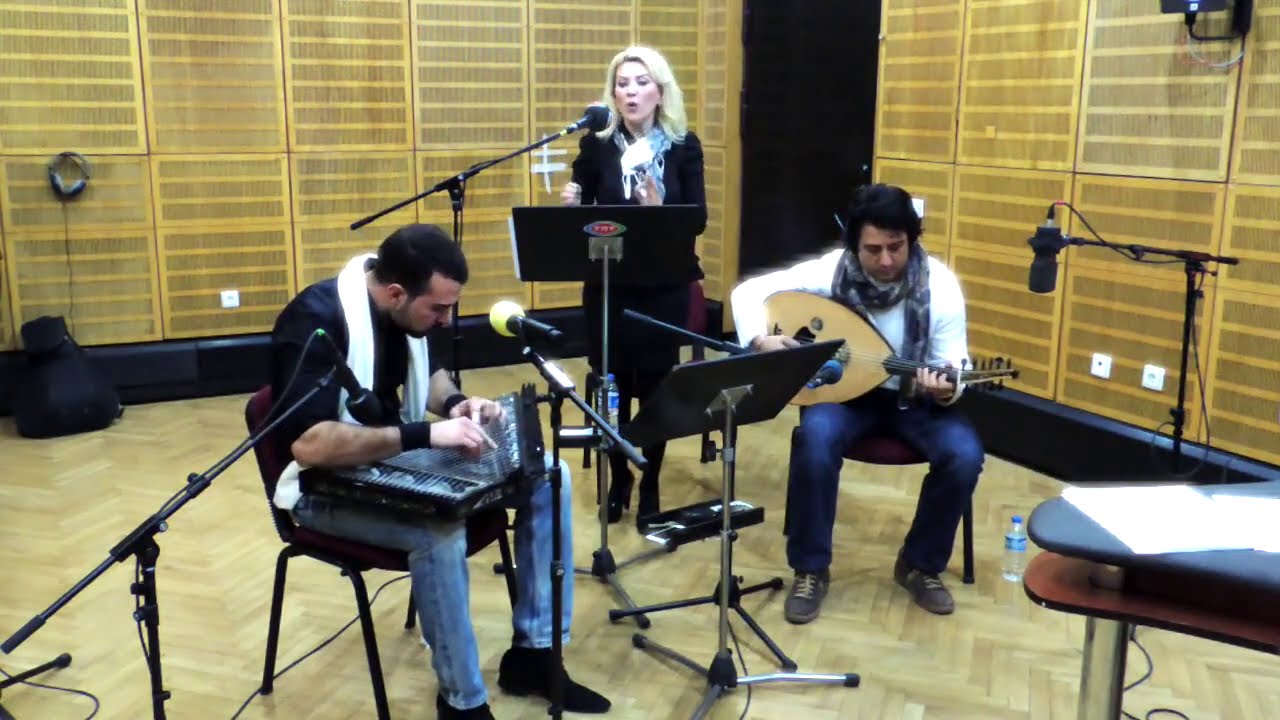 Kirpiklerinin Gölgesi Güllerle Bezenmiş - Hilal YÜZER