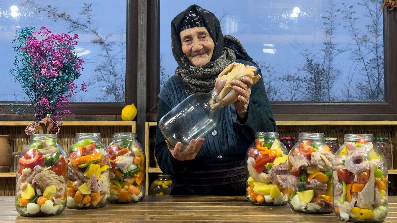 Необычный способ приготовления! Бабушка готовит курицу в стеклянной банке | Деревенский хлеб – садж