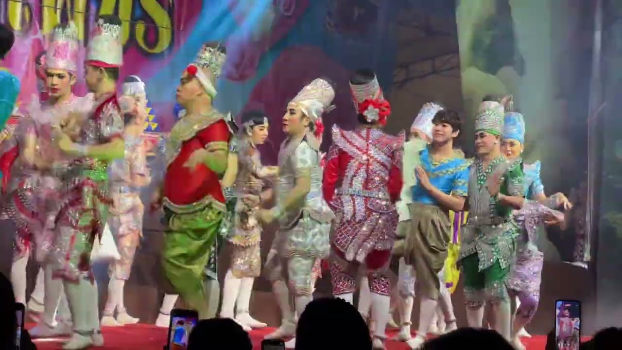แบงค์ ศรราม และ หนุ่มๆ รำวงแก้บน หลังแสดงจบ