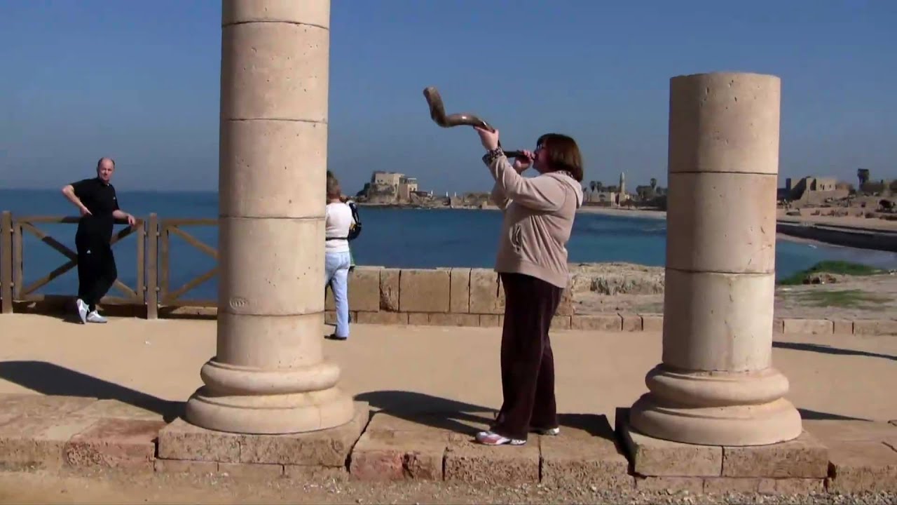 Linda playing sounding blowing Shofar in Israel Part 1 of 2.f4v Expert Jerusalem Israel rams horn
