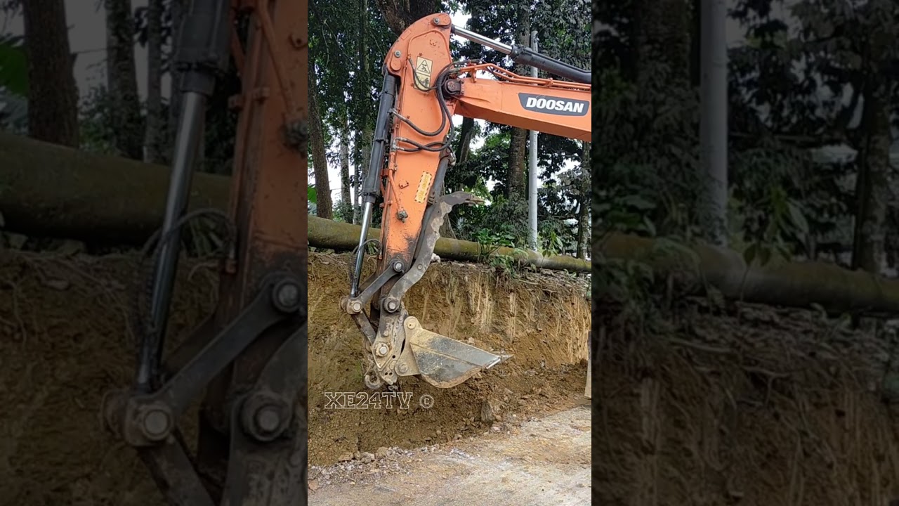 M&aacute;y x&uacute;c Doosan DX140W-5 lắp gầu đ&agrave;o nhỏ XE24TV