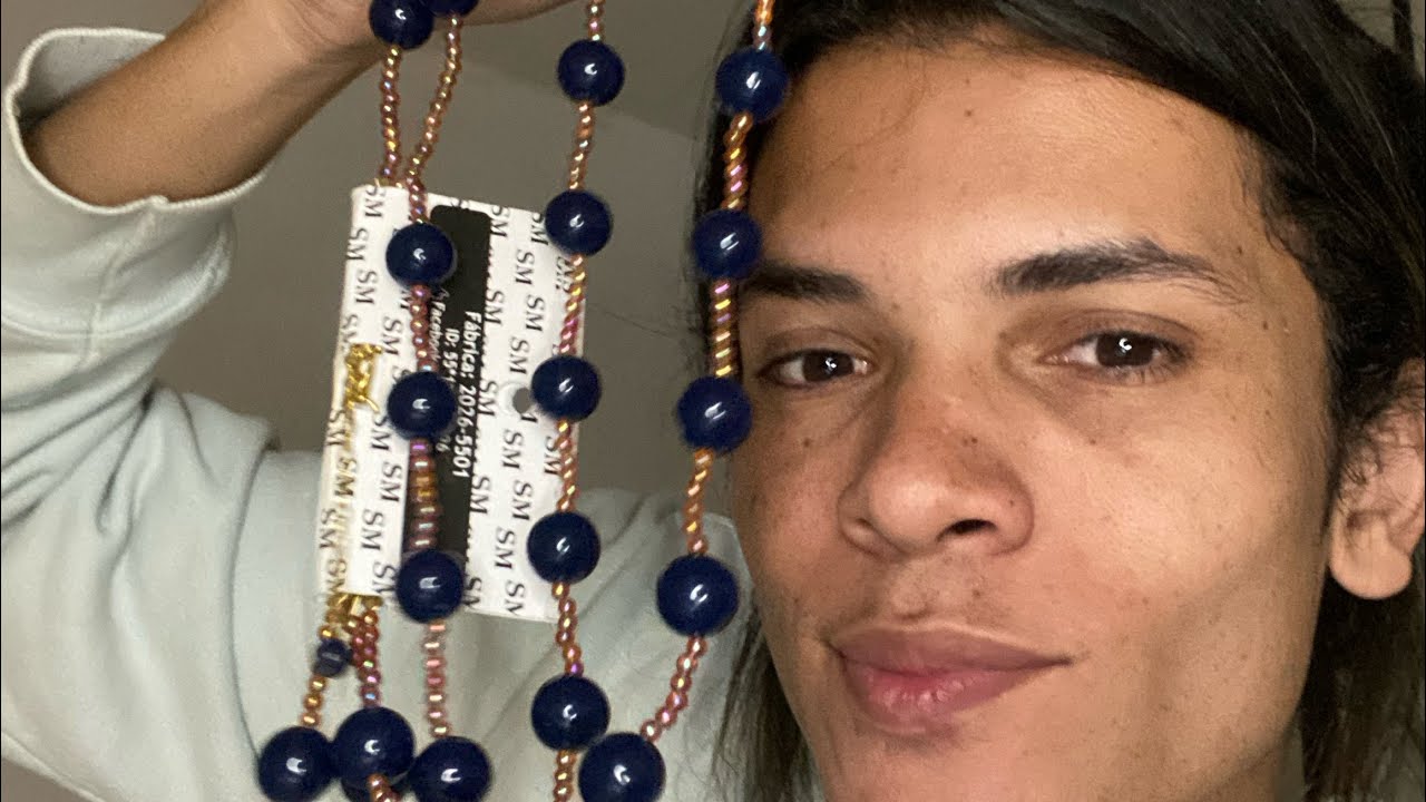 ASMR mostrando os colares da loja