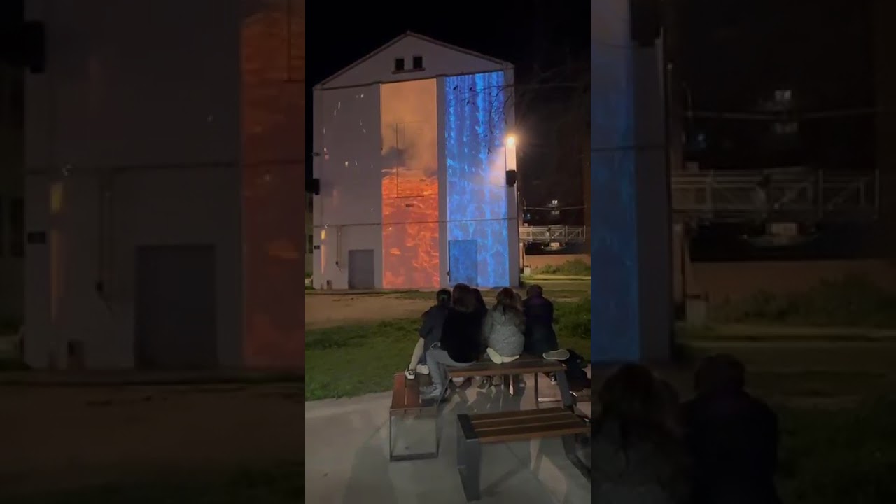 Projecci&oacute; d'un video en una paret en el Roca Umbert