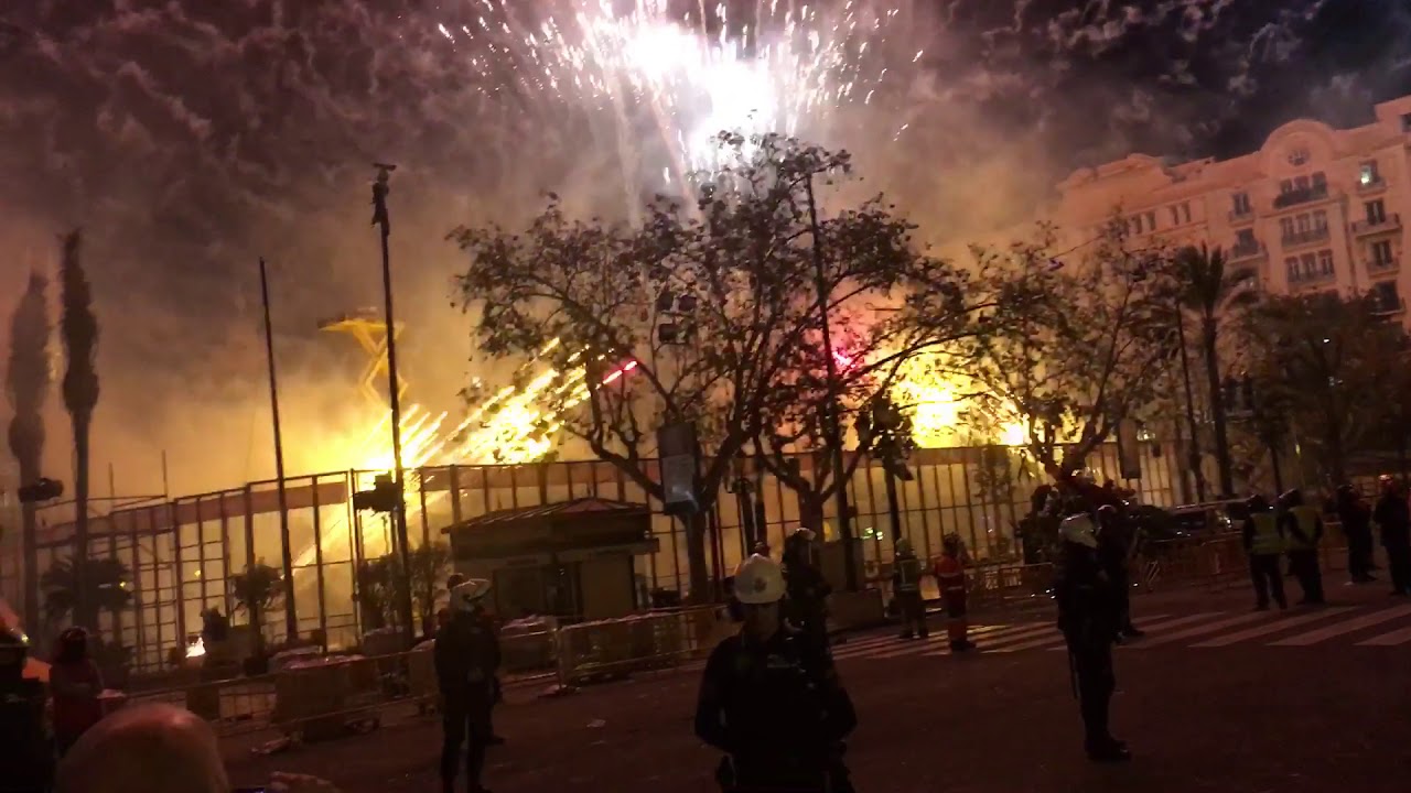 L’alba de las Fallas plaza del ayuntamiento Valencia 15 Marzo 2018