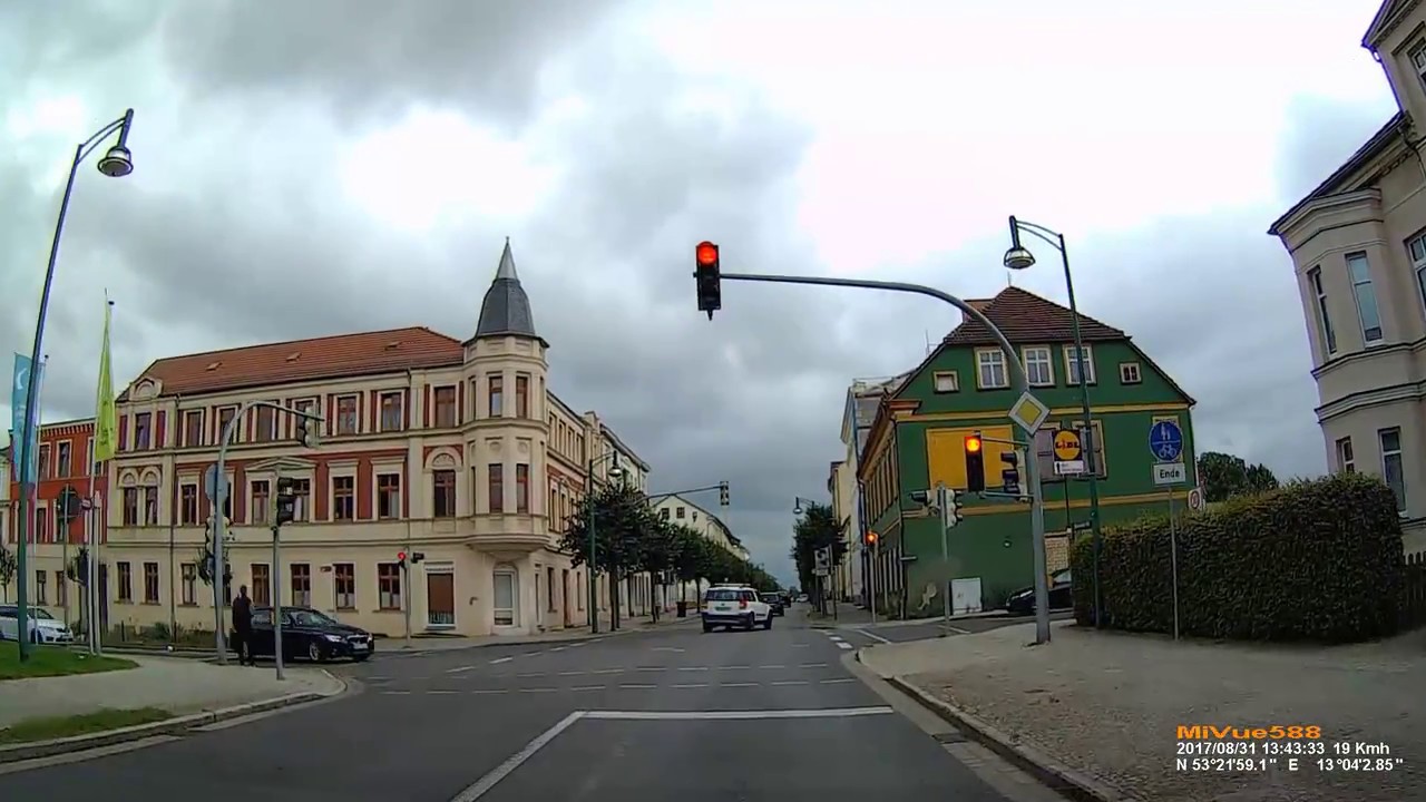 D: Neustrelitz. Landkreis Mecklenburgische Seenplatte. Fahrt durch die Stadt. August 2017