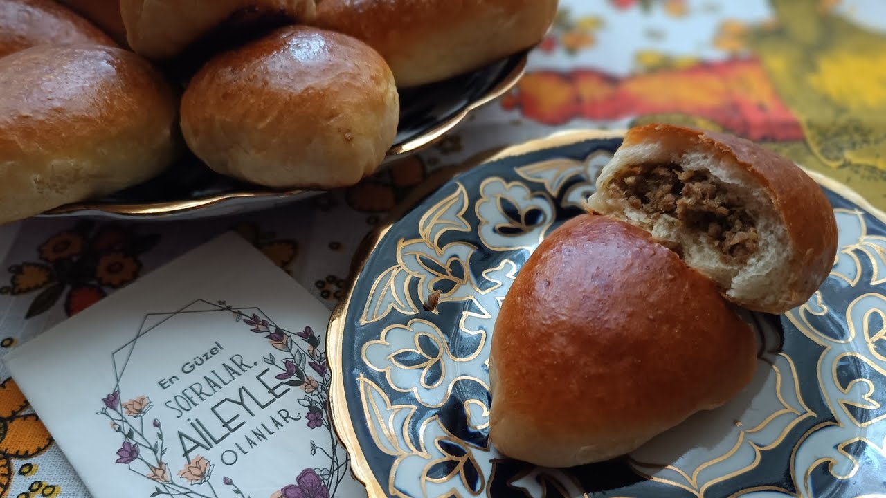 Mayalı xəmirdən sobada ətli kökə. Пирожки с мясом из сдобного дрожжевого теста.