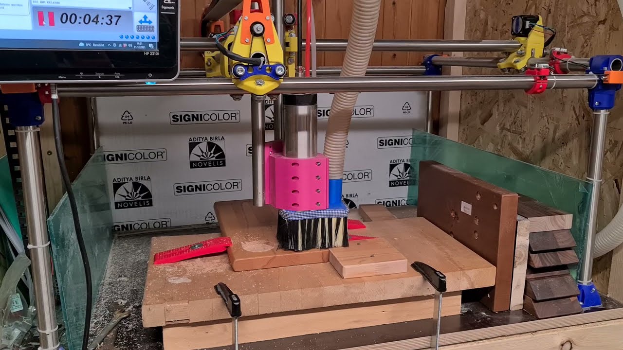 Selbstgebaute CNC Fräse bei der Arbeit