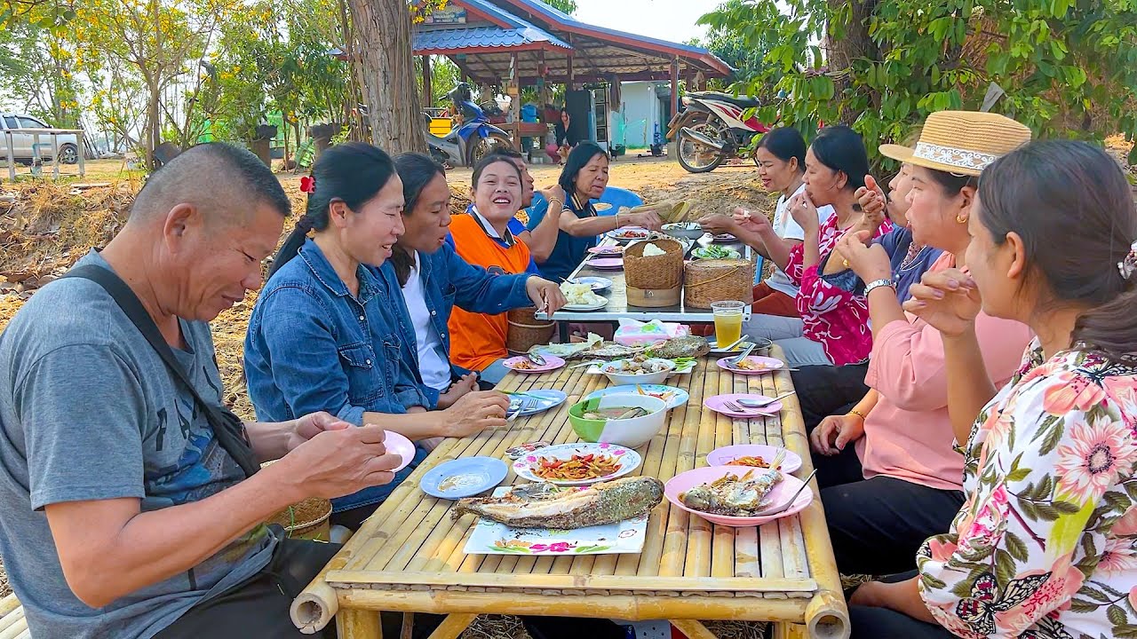 ปลาค่อเผาโตใหญ่ๆ แกล้มตำบักหุ่งรสแซ่บ พร้อมซดต้มปลาฮ้อนๆ
