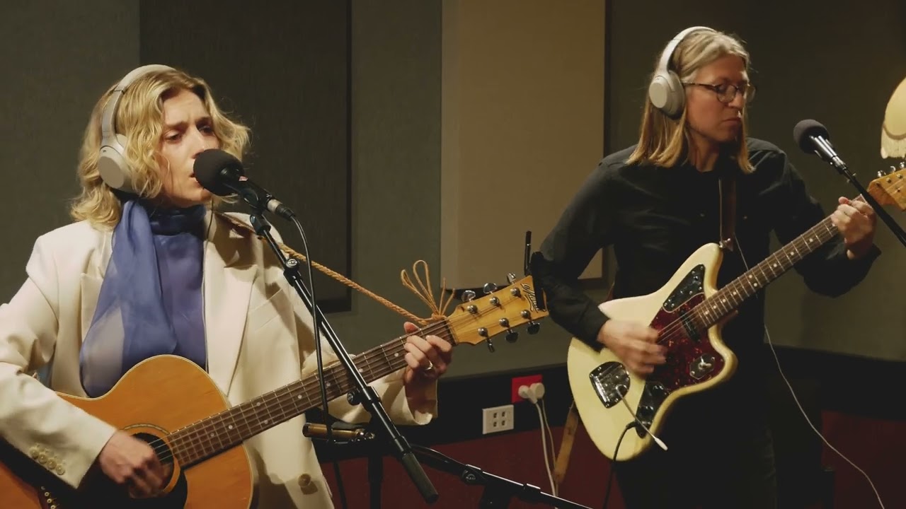 Holly Arrowsmith & Her band cover Karen Dalton's 'Something On Your Mind' Live on RNZ
