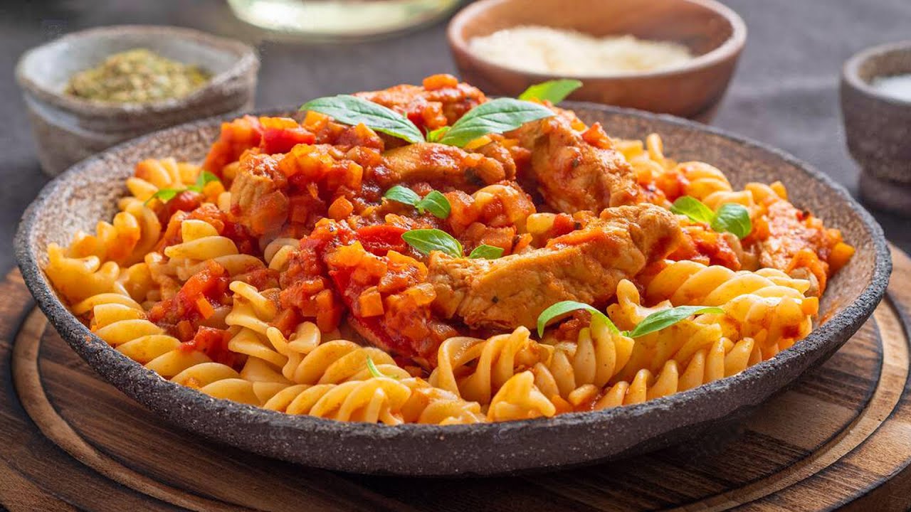 Chicken Pasta Recipe &bull; How To Make Pasta Recipe With Chicken &bull; One Pot Pasta Dishes &bull; Fusilli Pasta