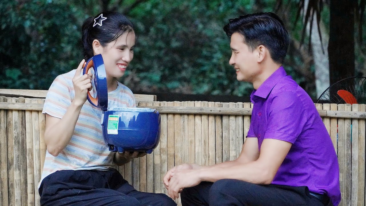 Happiness comes from the simplest things. Thu cares for her girlfriend from the smallest things. 