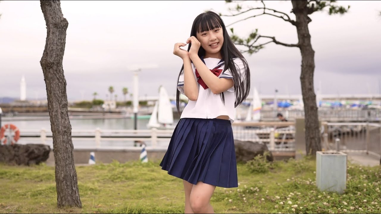 江の島ヨットハーバー、セーラ服でポートレートモデル撮影テイク2の様子です。モデルは唯花