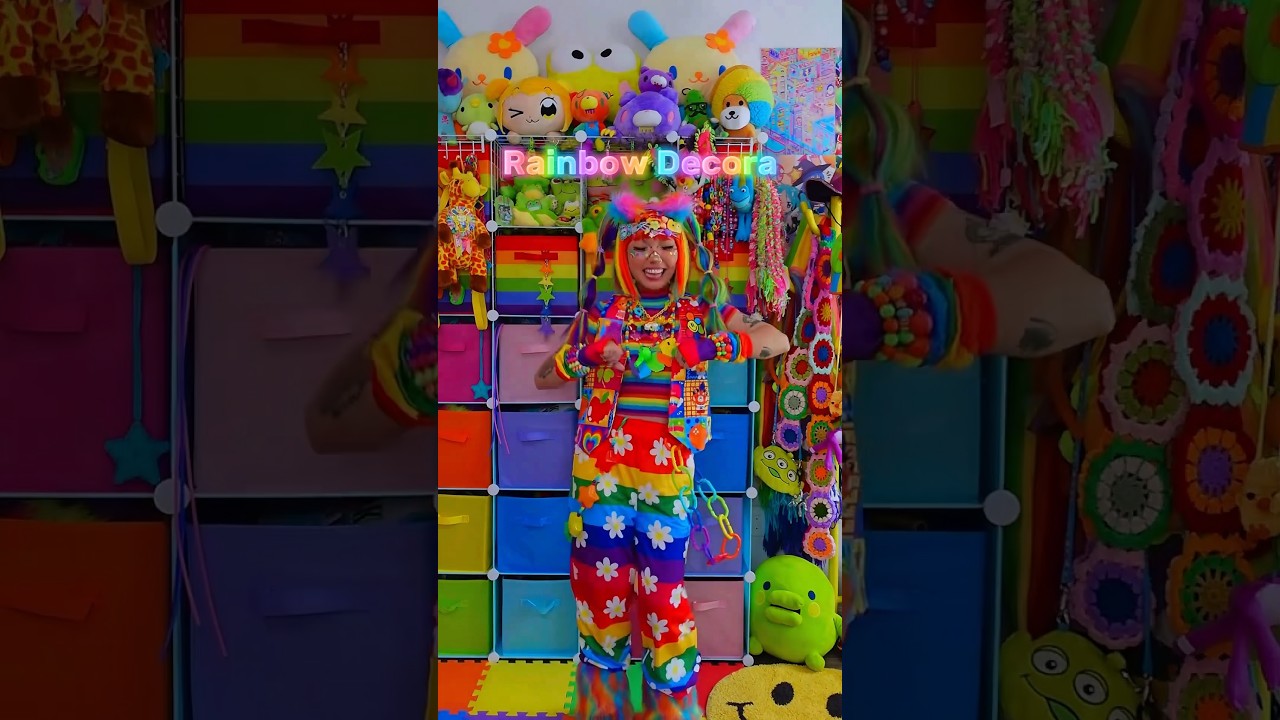 Decora can be worn in any color way!