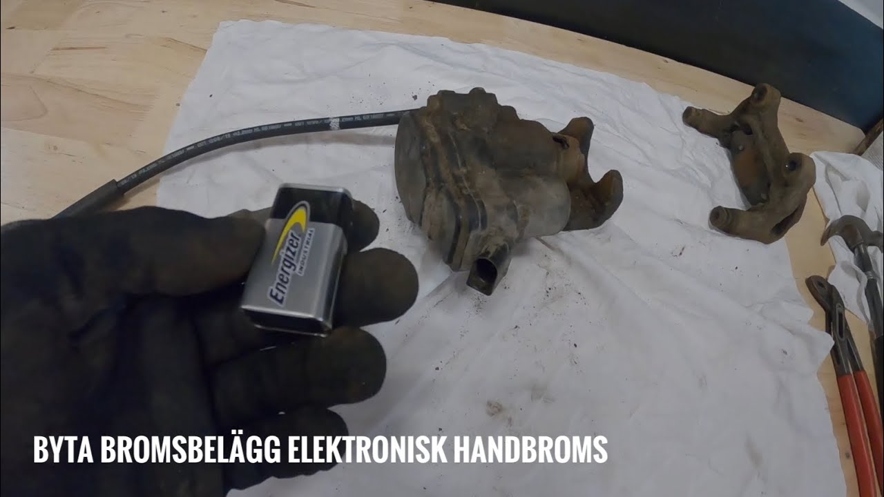 Byta bromsbel&auml;gg p&aring; bil med elektrisk handbroms