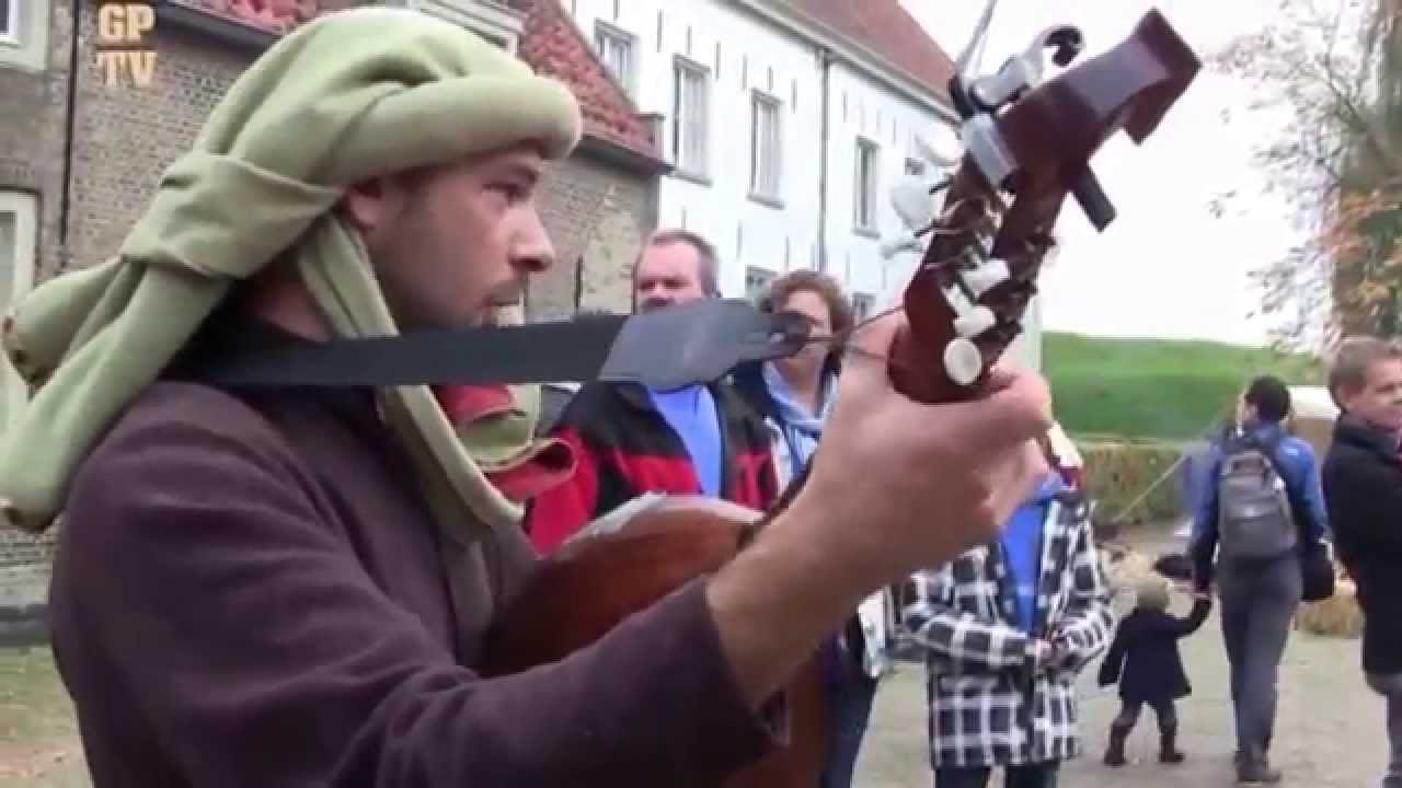 Troubadour Lucas Florent speelt op het Ridderfeest op Slot Loevestein