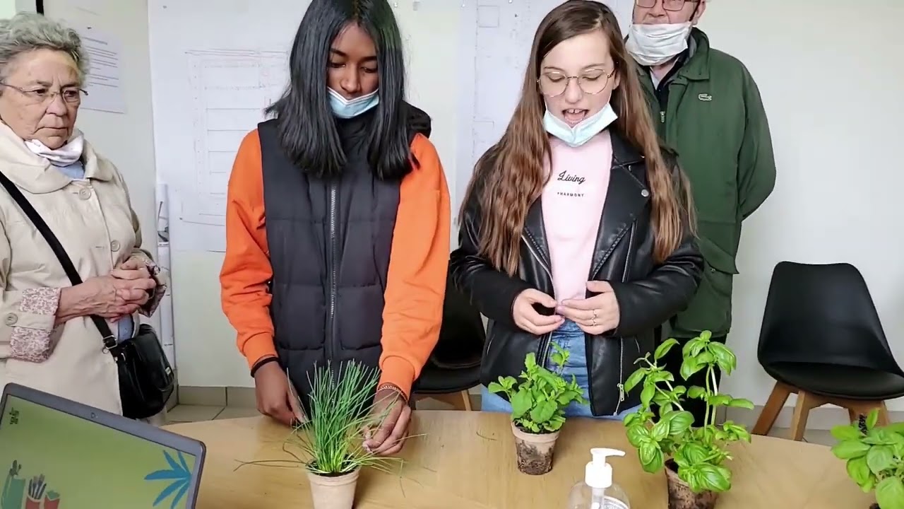 Les jeunes des foyers ruraux de Pavant/Lucy-le-Bocage à la découverte de la ferme verticale Jungle