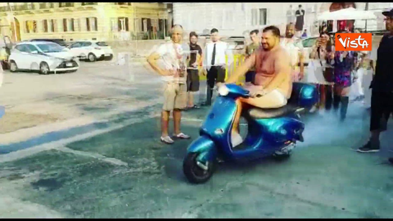 L'ultima follia di Balotelli, 2mila euro a chi si tuffa a mare col motorino