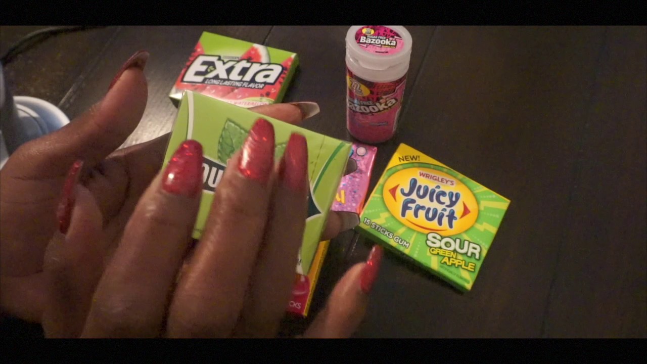 👄 Soft Spoken ASMR Chewing Gum 👅🍬Eating Sounds 💦 Tapping 💅🏽