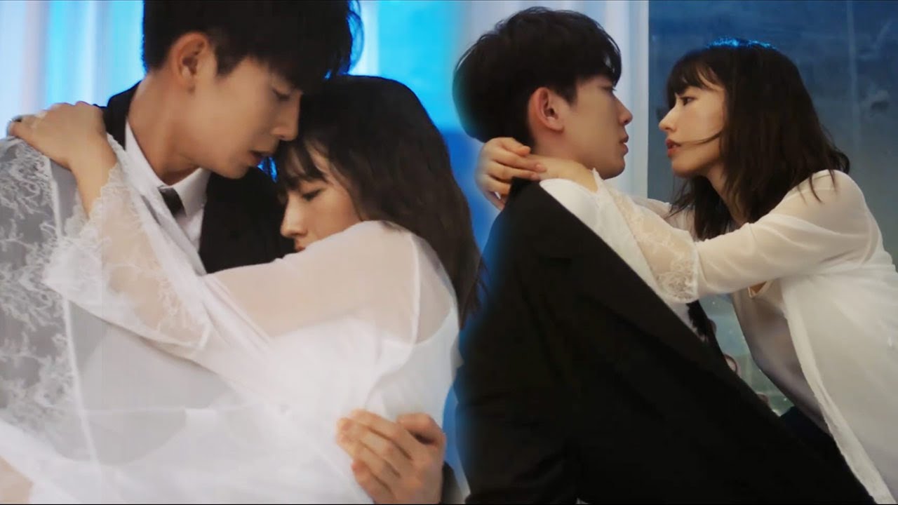 💘灰姑娘不小心打碎杯子紮壞了脚，霸總心疼地抱上床為她上藥 #我们在黑夜中相拥 #EmbraceintheDarkNight