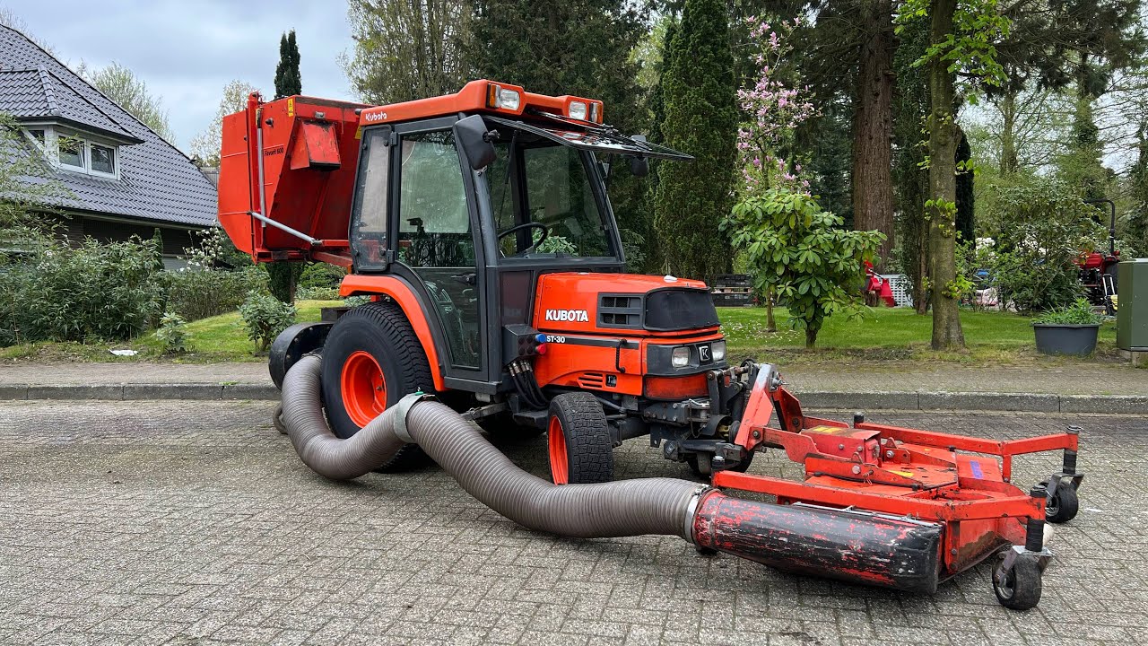 Kubota ST30 Kleintraktor mit Fronthydraulik, Frontzapfwelle, Frontmähwerk und Hochentleerung