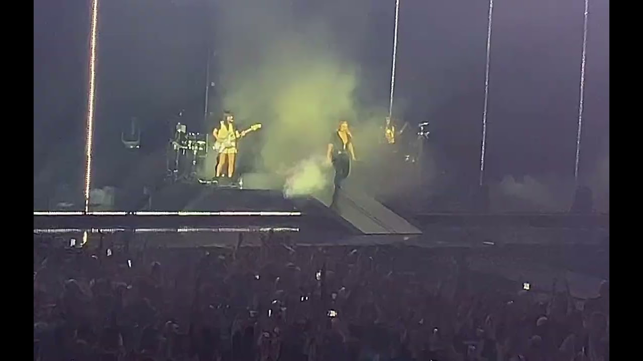 Santa - Chanter le monde (probl&egrave;me technique) - Live 2025 - Z&eacute;nith de Paris - Paris 2025