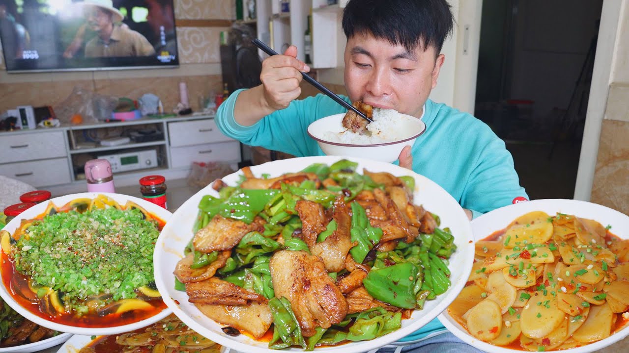 割菜籽，割完回家做了青椒回锅肉和青椒皮蛋，都是下饭菜，吃过瘾