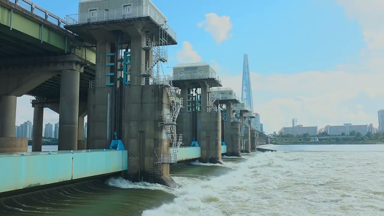 Beautiful Scenery under Jamsil Bridge, Hangang Park | Seoul, South Korea