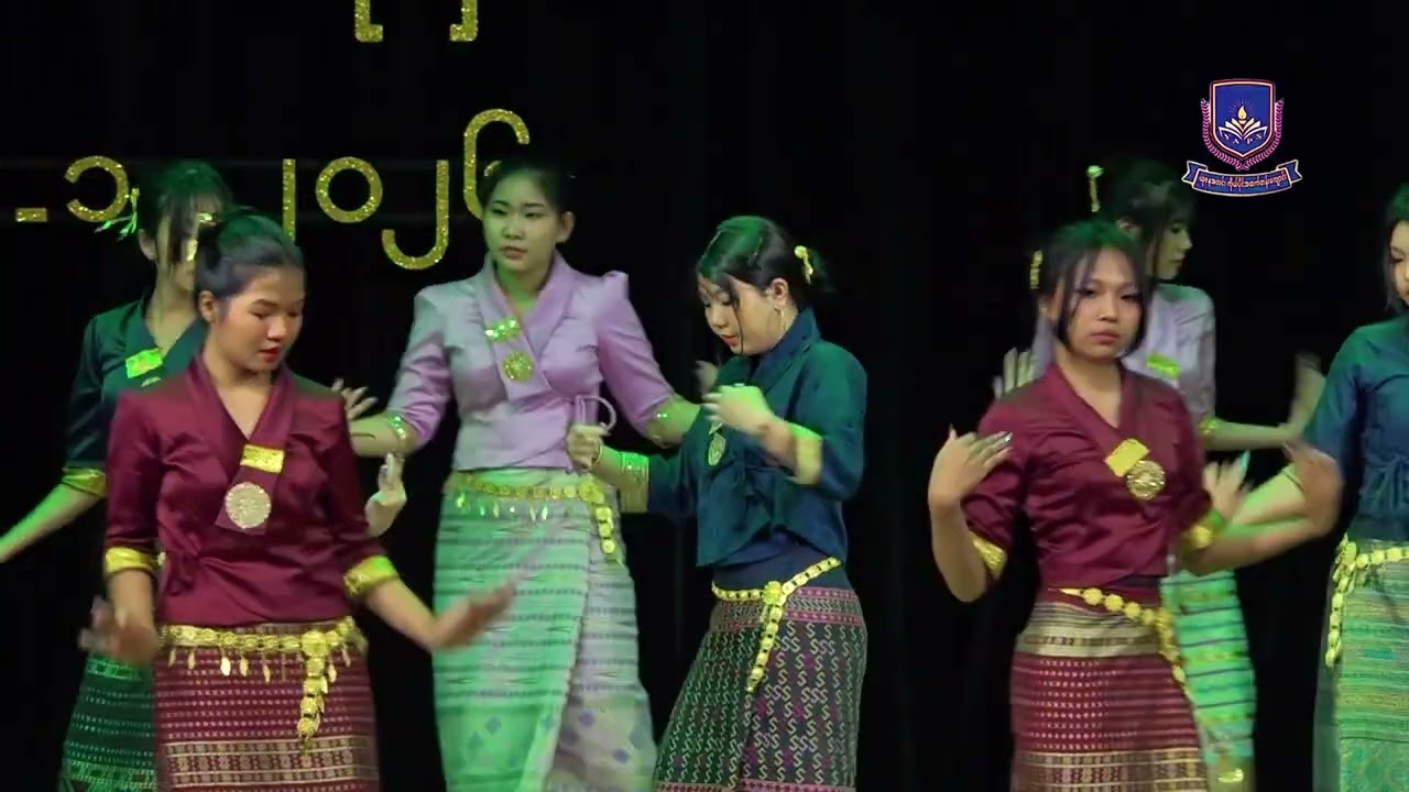 (အဖြူရောင်သံစဉ် )Grade-10 မှ ကျောင်းသူလေးများ