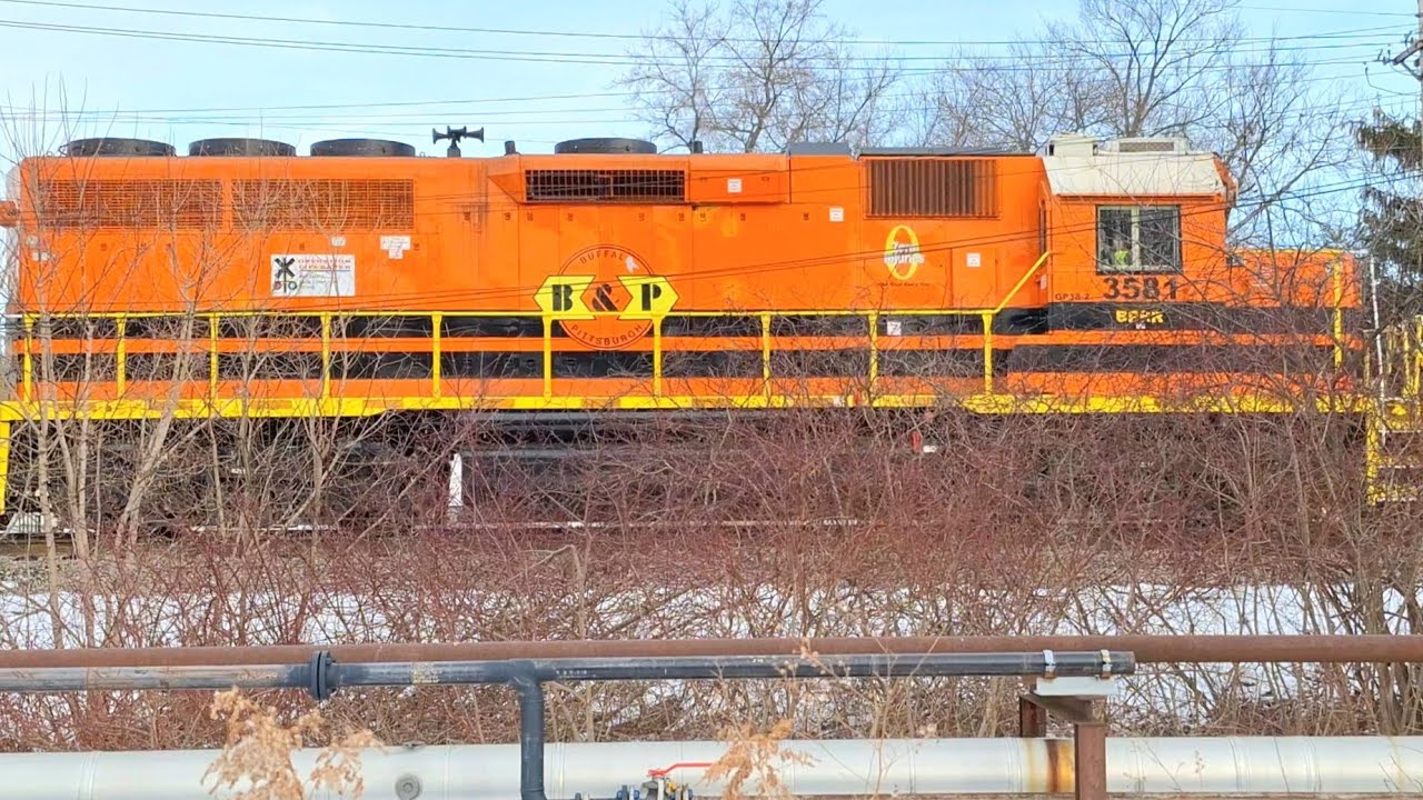 B&P RR LOCAL CREW GIVES A TOOT AS THE ENGINEER WORKS GP38-2!!