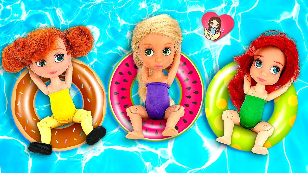 🏖️ ¡RETOS y JUEGOS de PISCINA con COLCHONETAS INFLABLES!  Princesas Junior Muñecas
