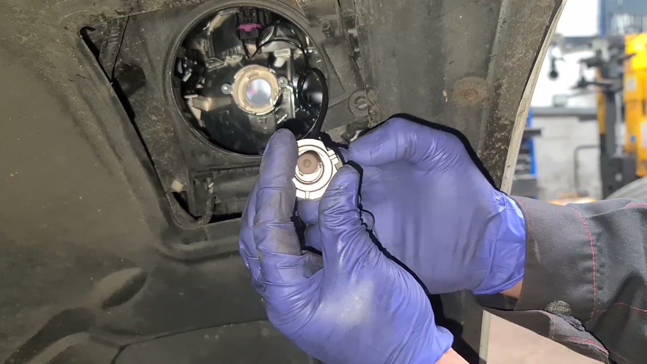 how to replace main dipped beam bulb on BMW 1 Series 2013