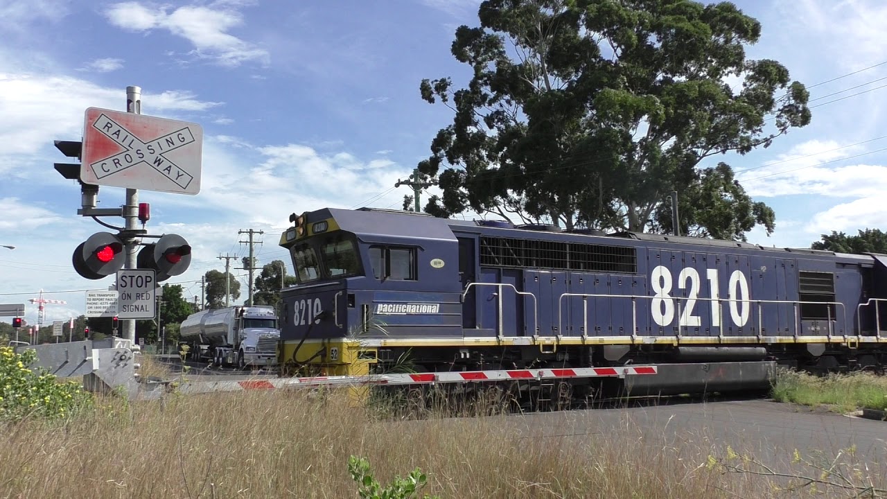 Level Crossing, Unanderra (Marley Place) NSW, Australia.