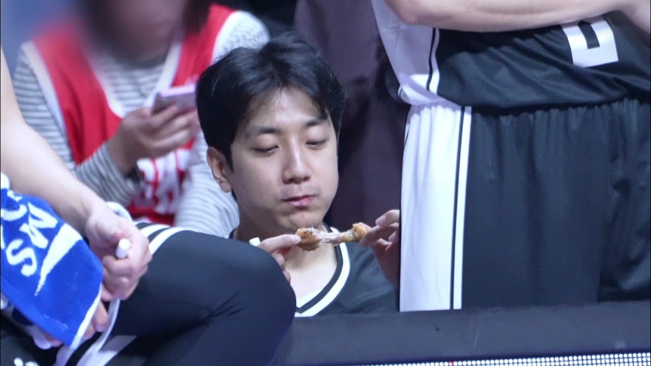 야무지게 치킨 먹방하는 허훈
