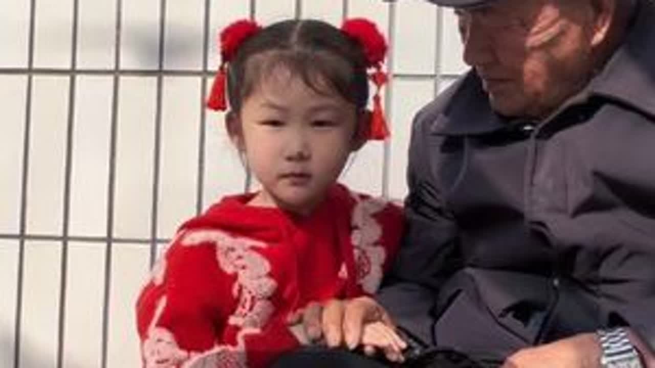 转眼间年过完了，好像一场梦一样，奶糖说她不想离开太爷爷要陪太爷爷一辈子。#隔辈亲 #祖孙情