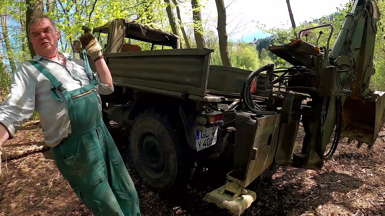 Unimog 406 mit Heckbagger, Spielereien im Wald