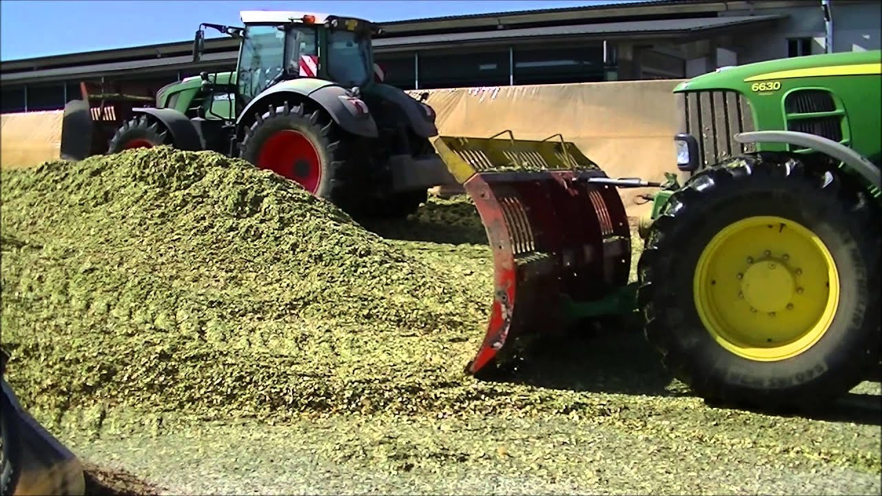 Fendt 828 Vario e JD 6630 Premium on Silage Trench.