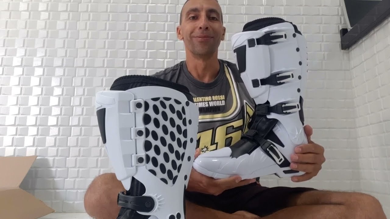 BOTA JETT . ARTICULADA, LEVE ,BONITA, A MAIS TOP PARA QUEM ESTA COMEÇANDO NAS TRILHAS.