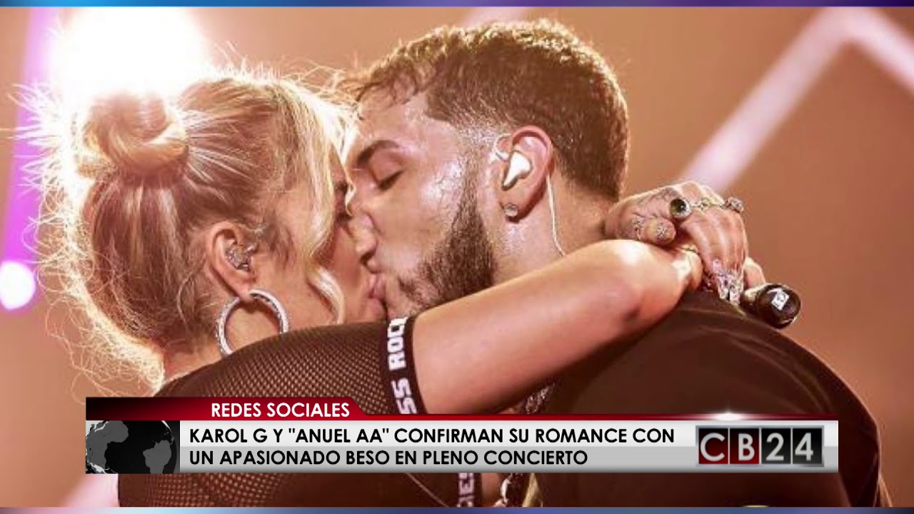 Karol G y Anuel AA confirman su romance con un beso en pleno concierto