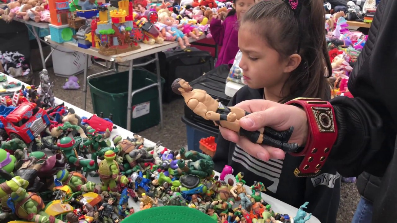 Flea Market WWE Action Figure Hunt! #1