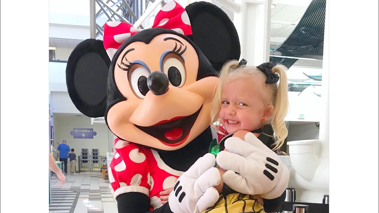 Chef Mickeys!! Minnie Mouse Sings to Diggy!!